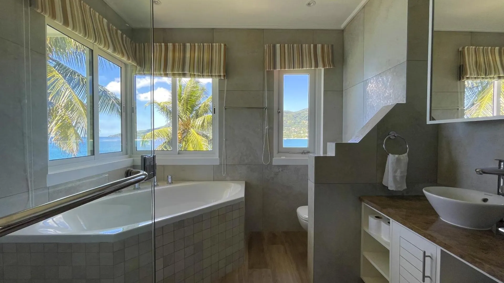 בל אומברה Vallonend Beachfront Villa With Excellent View מלון דירות